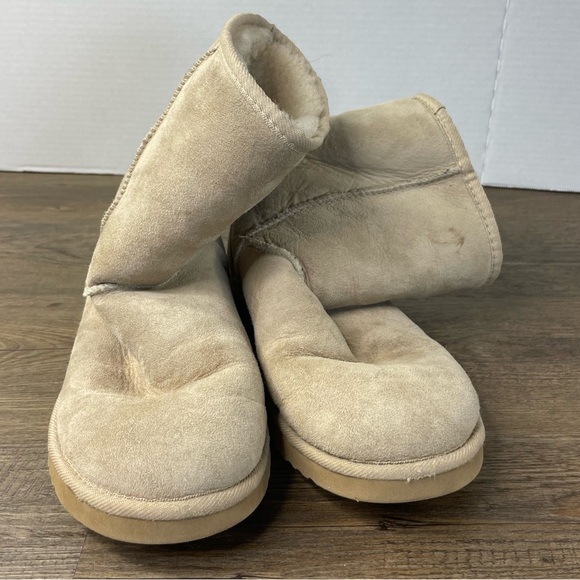 UGG Women’s Classic Short II Sheepskin Boot, size 8 - Picture 3 of 9